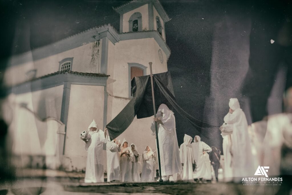 Procissão das Almas percorrendo as ruas históricas de Mariana durante a noite