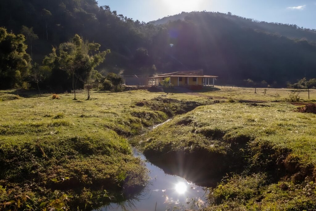 Paisagem rural do distrito de Barro Branco, em Mariana, fotografada em julho de 2025