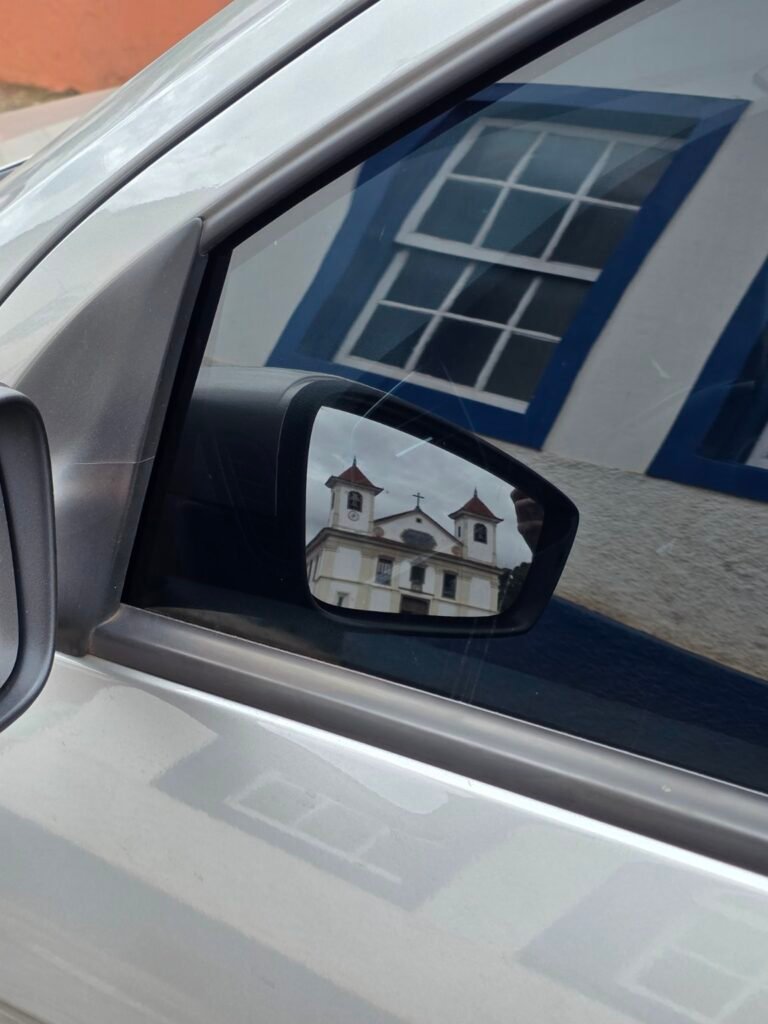 Igreja refletida no retrovisor de um automóvel em Mariana, Minas Gerais.