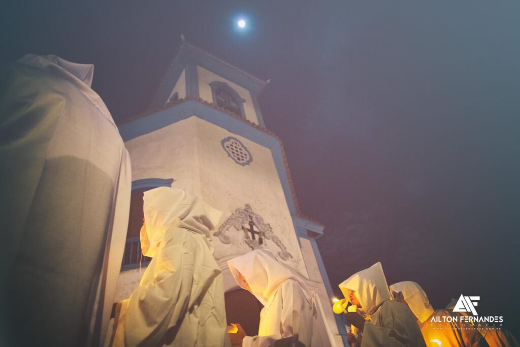 Procissão das Almas percorrendo as ruas históricas de Mariana durante a noite