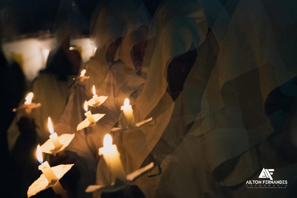 Procissão das Almas percorrendo as ruas históricas de Mariana durante a noite