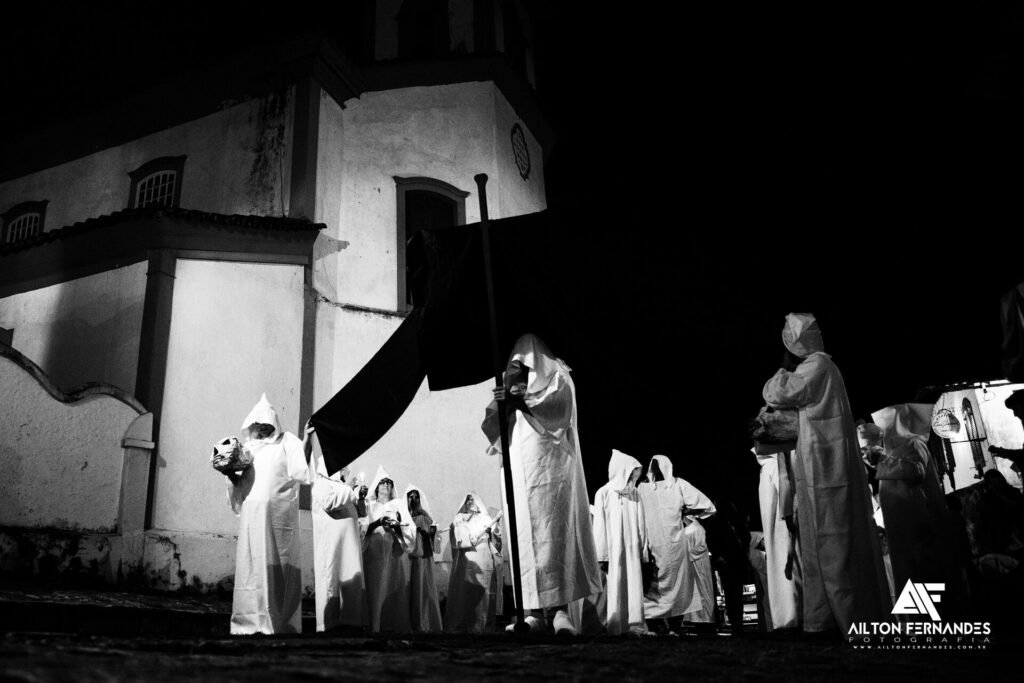 Procissão das Almas percorrendo as ruas históricas de Mariana durante a noite