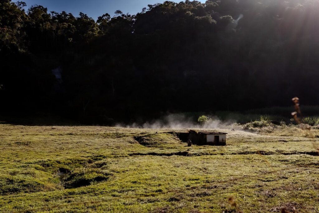 Paisagem rural do distrito de Barro Branco, em Mariana, fotografada em julho de 2025