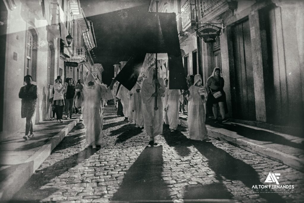 Procissão das Almas percorrendo as ruas históricas de Mariana durante a noite