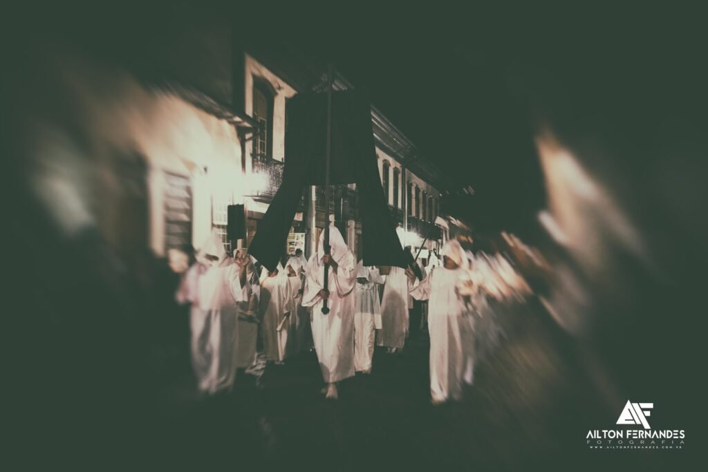 Procissão das Almas percorrendo as ruas históricas de Mariana durante a noite