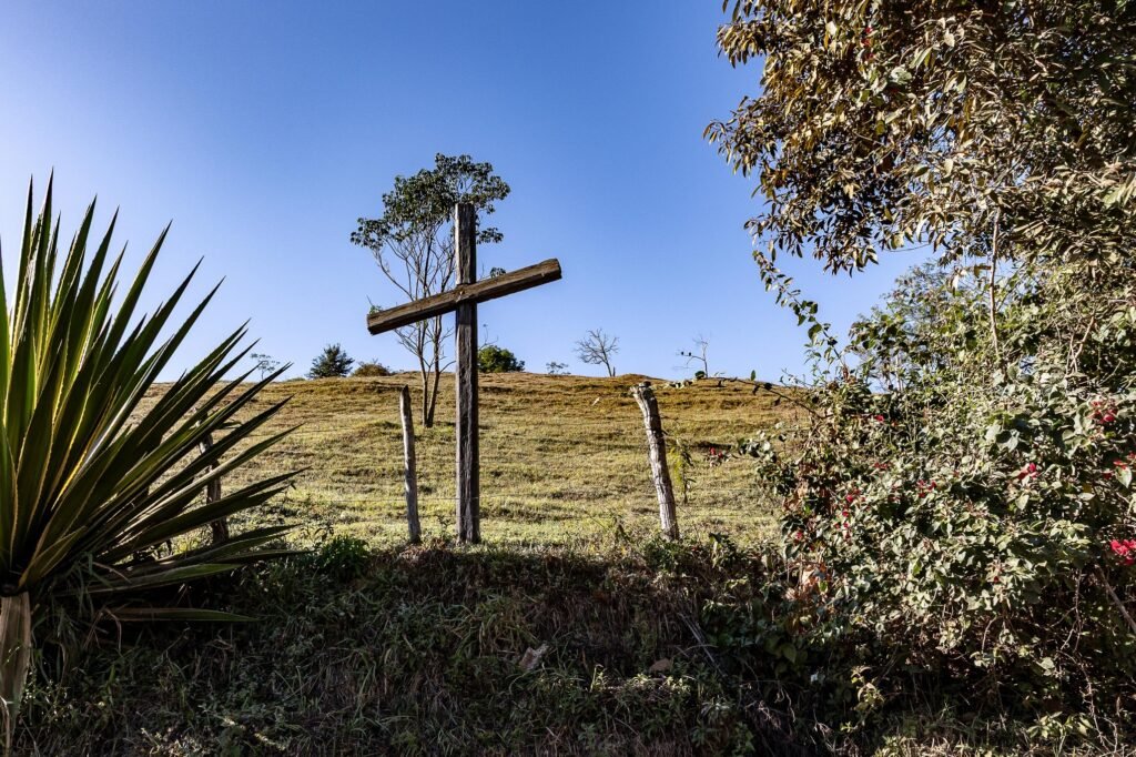 Paisagem rural do distrito de Barro Branco, em Mariana, fotografada em julho de 2025