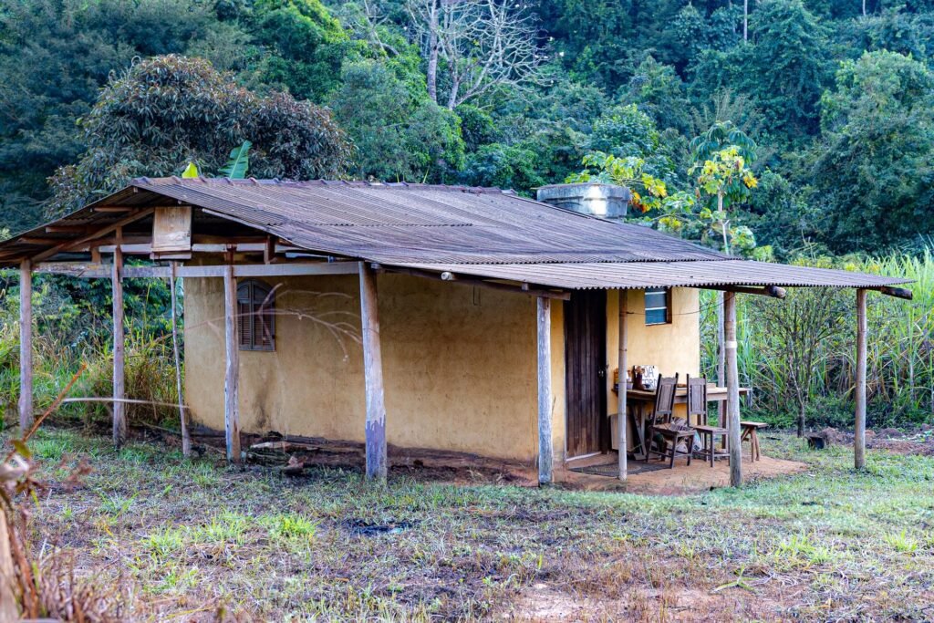 Paisagem rural do distrito de Barro Branco, em Mariana, fotografada em julho de 2025