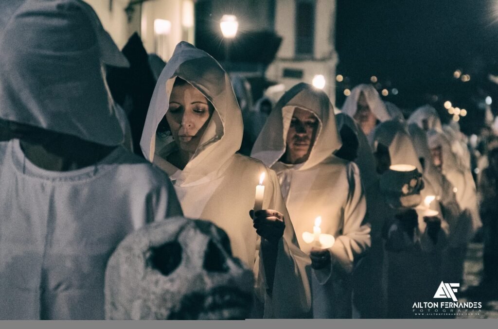 Procissão das Almas percorrendo as ruas históricas de Mariana durante a noite