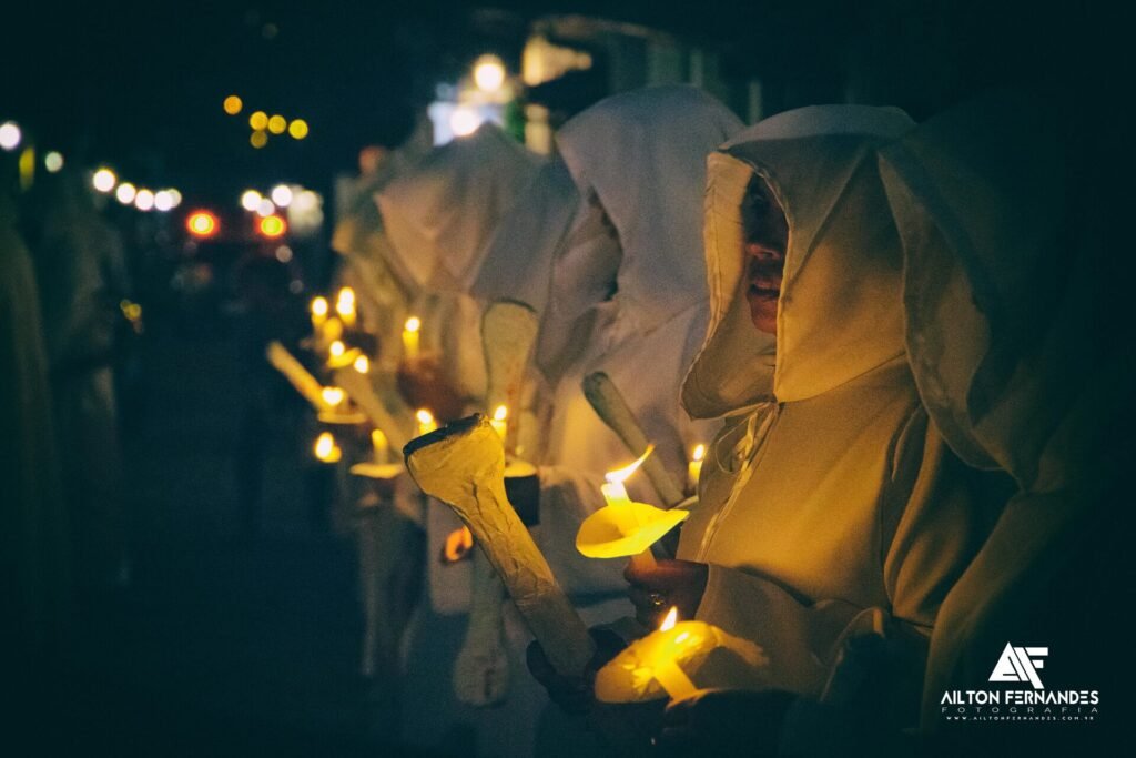 Procissão das Almas percorrendo as ruas históricas de Mariana durante a noite