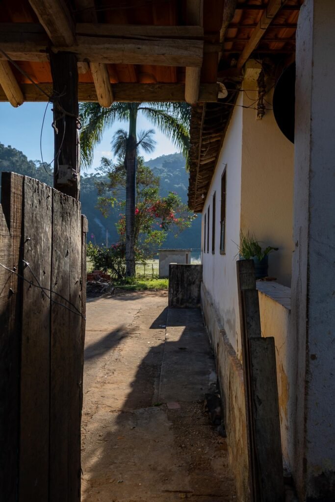 Paisagem rural do distrito de Barro Branco, em Mariana, fotografada em julho de 2025